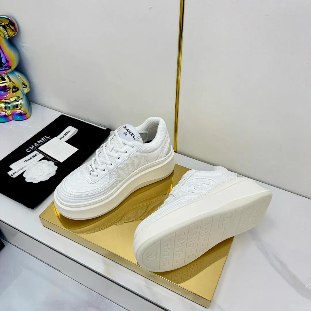 👟👟Ex-factory price 680👟👟 Upgraded version, upgraded version, upgraded version! No rebuttal accepted! ! ! ! Chanel Chanel panda shoes! 2025 counter's top casual sports shoes. This classic design; the upper is electro-embroidered with a variety of techniques; the outsole is fashionable and sporty; the unusual inclusion of a variety of color matching elements... The diversified mix and match is very good-looking and versatile, and can be used for leisure, fashion, sports, and outdoor... ꫛꫀꪝ Go➫ Materials: ❶Upper made of: original imported first-layer silk cowhide + original waterproof cloth + original first-layer cowhide ❷Inner lining: Original Yangli+Net ❸Outsole based on: Original TPU combination outsole Counter boutique packaging complete set for women 35–41 👉 👉 👉 👉 👉 👉 👉